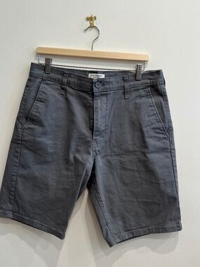 Levi’s Signature Men’s Gray Cargo Shorts Size 32 NWOT